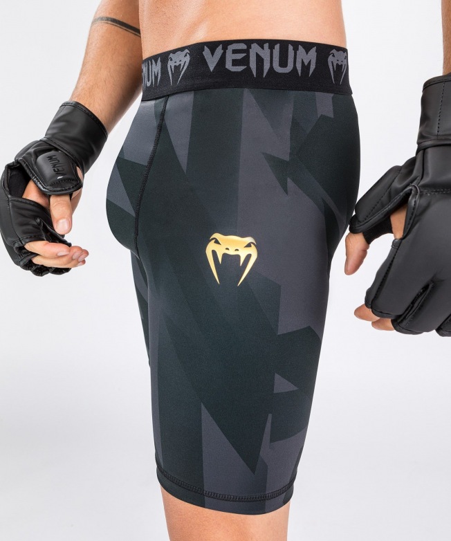 Компрессионные шорты Venum Razor - Black/Gold | Фото 5