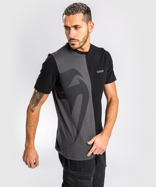 Футболка Venum Giant Split - Black/Grey | Фото 1