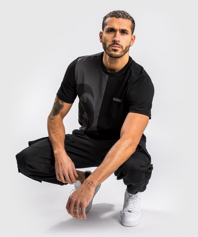 Футболка Venum Giant Split - Black/Grey | Фото 2