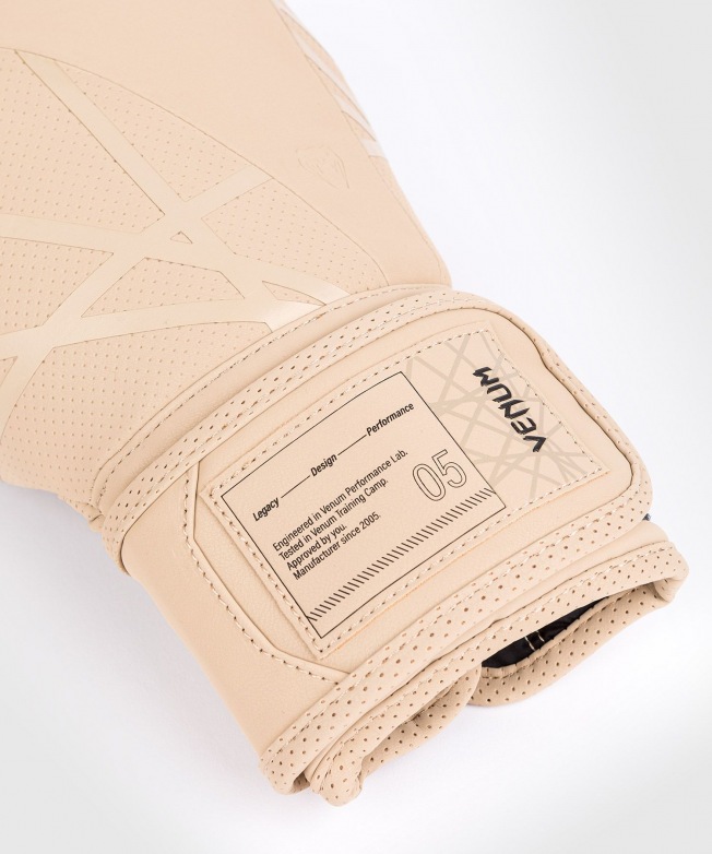 Боксерские перчатки Venum Tecmo 2.0 - Sand | Фото 2