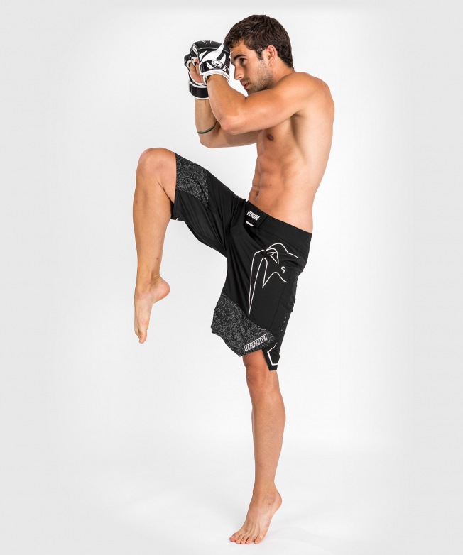 Шорты ММА Venum Reflective Light 4.0 - Black/White | Фото 2