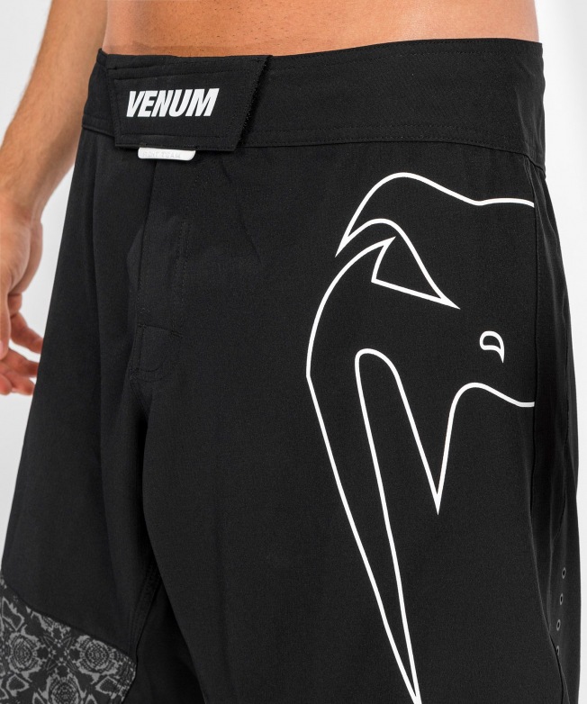 Шорты ММА Venum Reflective Light 4.0 - Black/White | Фото 6