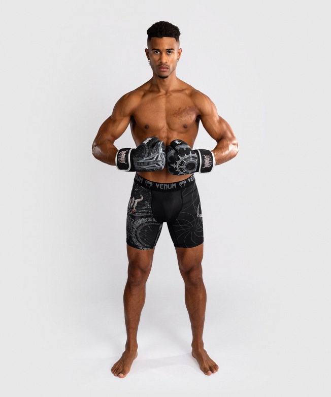 Компрессионные шорты Venum Gladiator 5.0 - Black/Silver | Фото 1