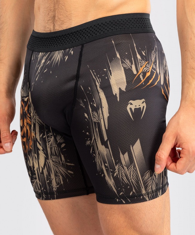 Компрессионные шорты Venum Tiger - Black/Neon Orange | Фото 3