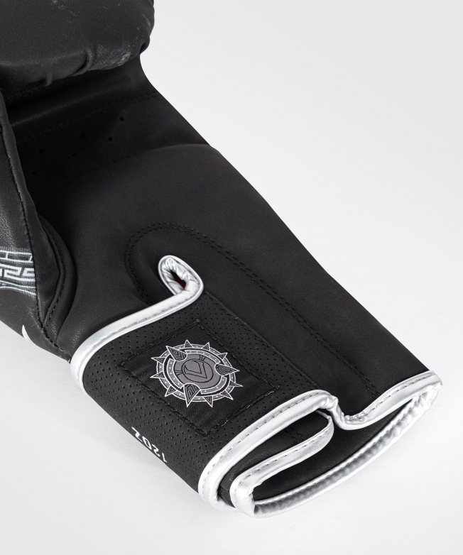 Перчатки боксерские Venum Gladiator 5.0 - Black/Silver | Фото 4