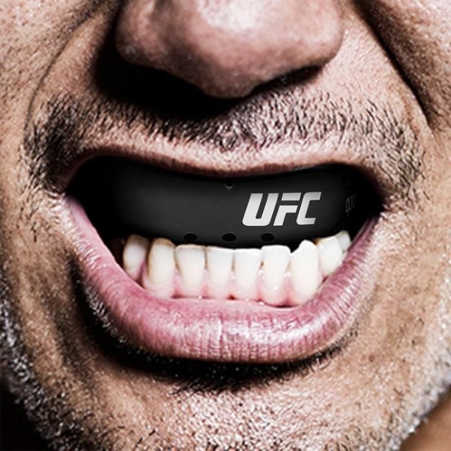 Боксерская капа Opro Gold Braces UFC - Black/Silver | Фото 1
