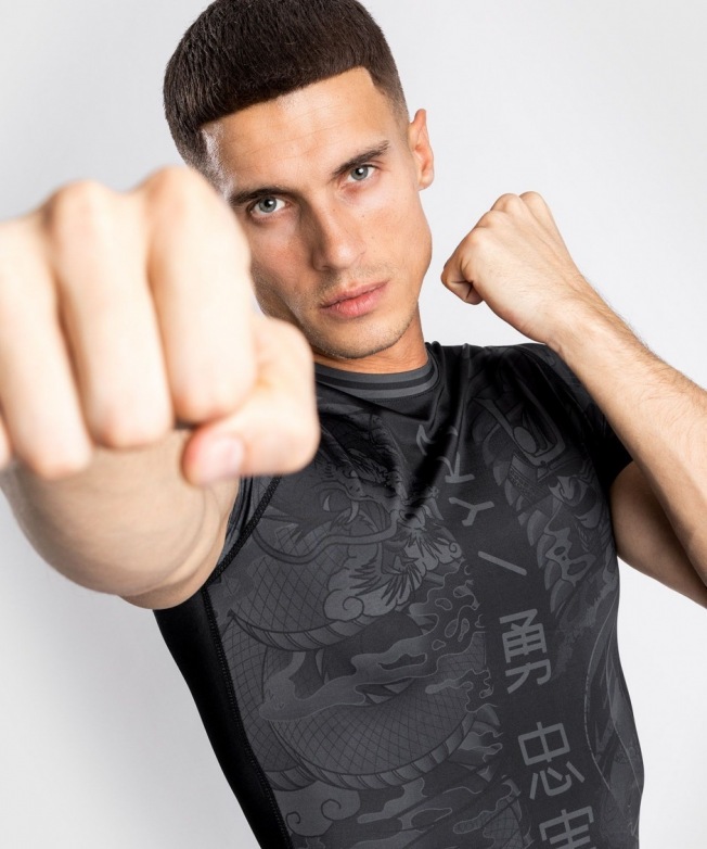 Рашгард Venum YKZ21 SS - Black/Black | Фото 6