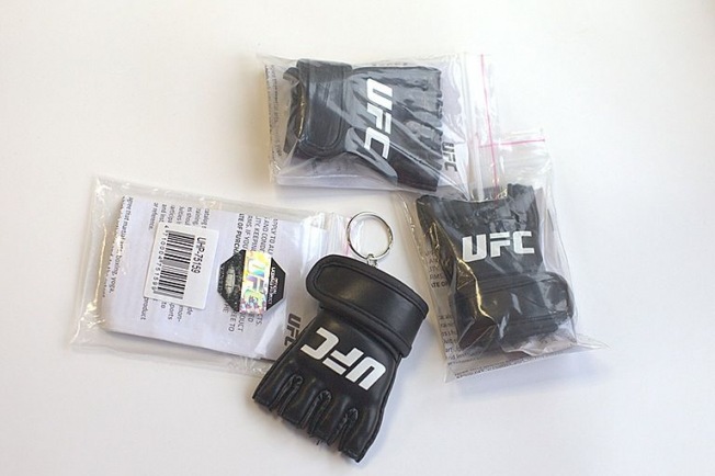 Брелок сувенирный перчатка ММА UFC